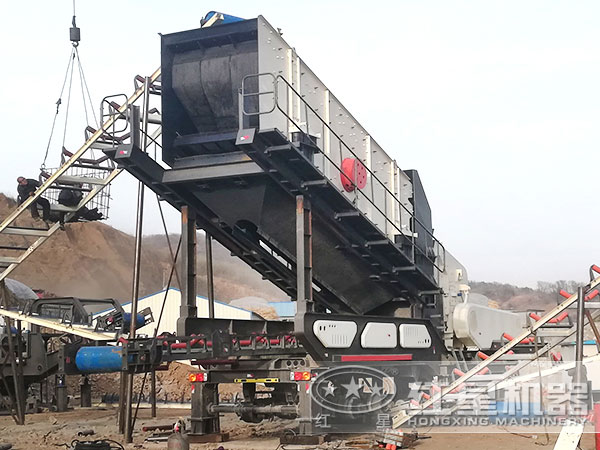 移動(dòng)石料制砂機(jī)加工現(xiàn)場