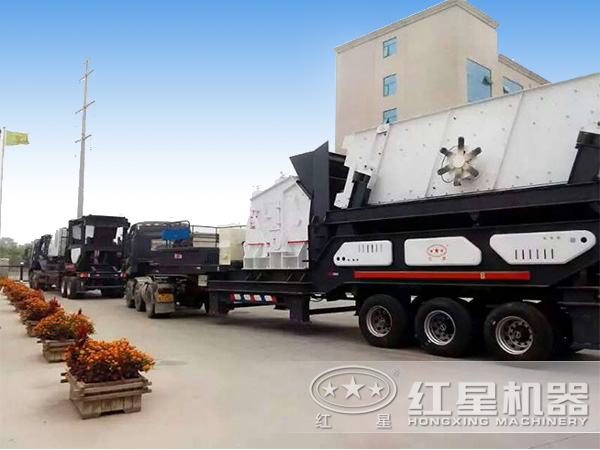 新品移動(dòng)反擊式破碎站發(fā)貨現(xiàn)場