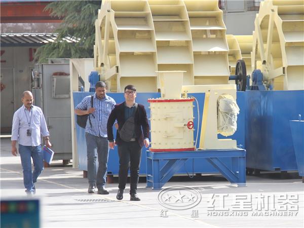 來(lái)廠參觀、了解洗砂機(jī)的客戶