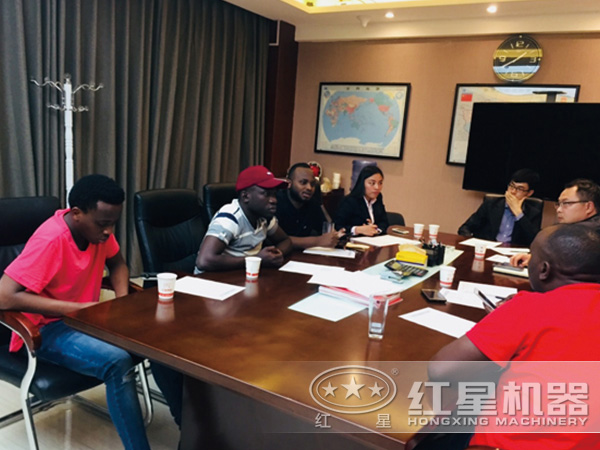 紅星為客戶講解、配置設(shè)備