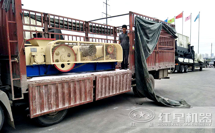 對輥式破碎機發(fā)貨現(xiàn)場